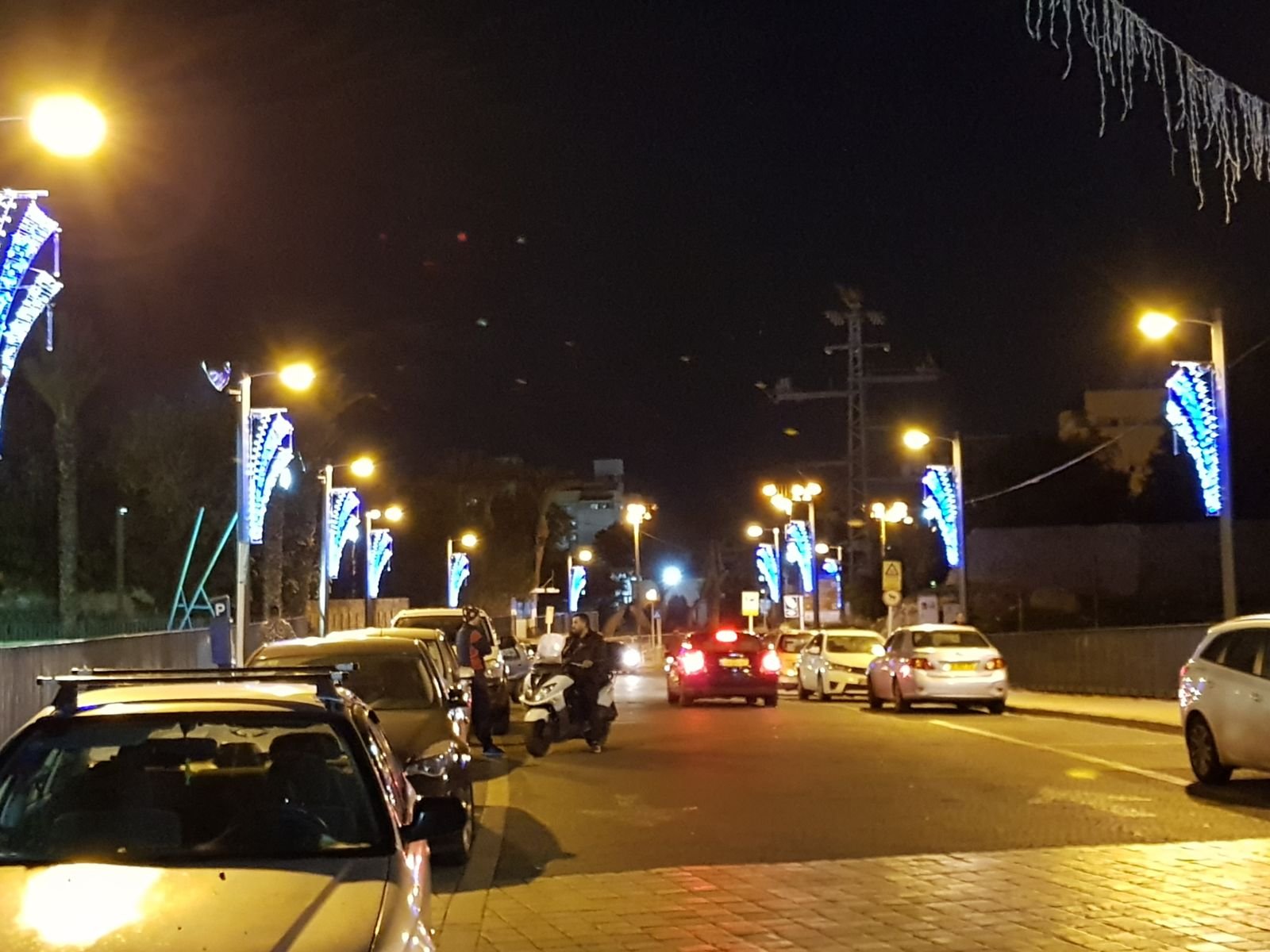 بلدية عكا تقوم بتزيين شارع صلاح الدين بالإضاءة الليلية الجذابة-5