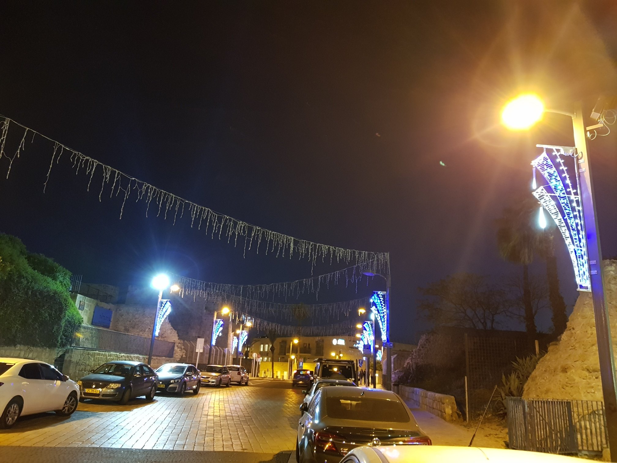 بلدية عكا تقوم بتزيين شارع صلاح الدين بالإضاءة الليلية الجذابة-10