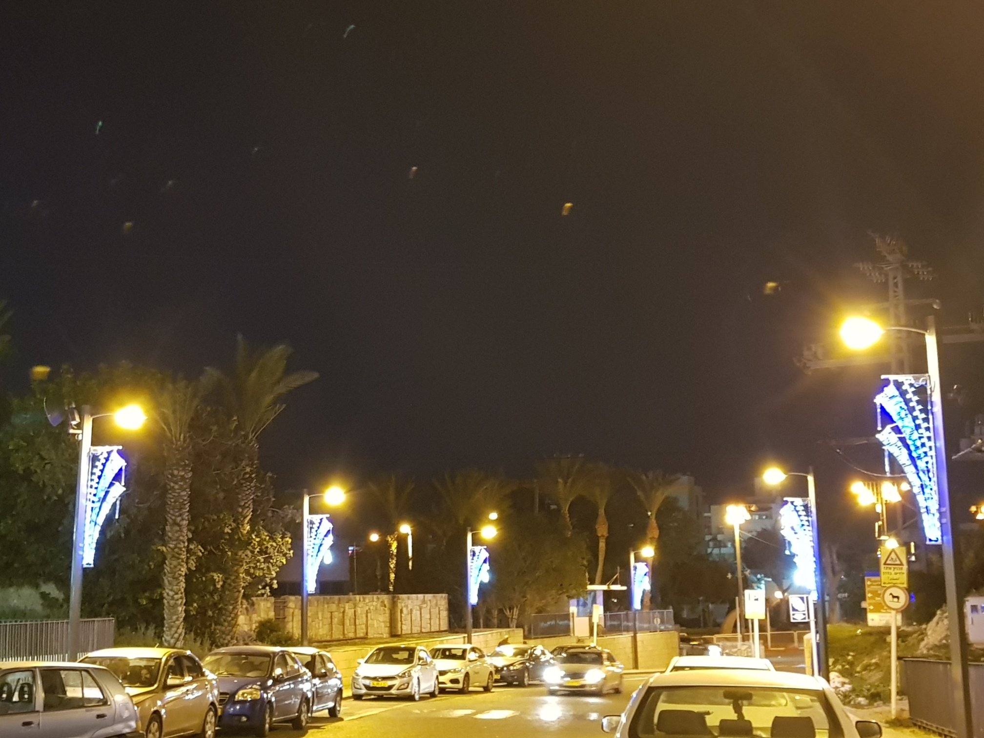 بلدية عكا تقوم بتزيين شارع صلاح الدين بالإضاءة الليلية الجذابة-15