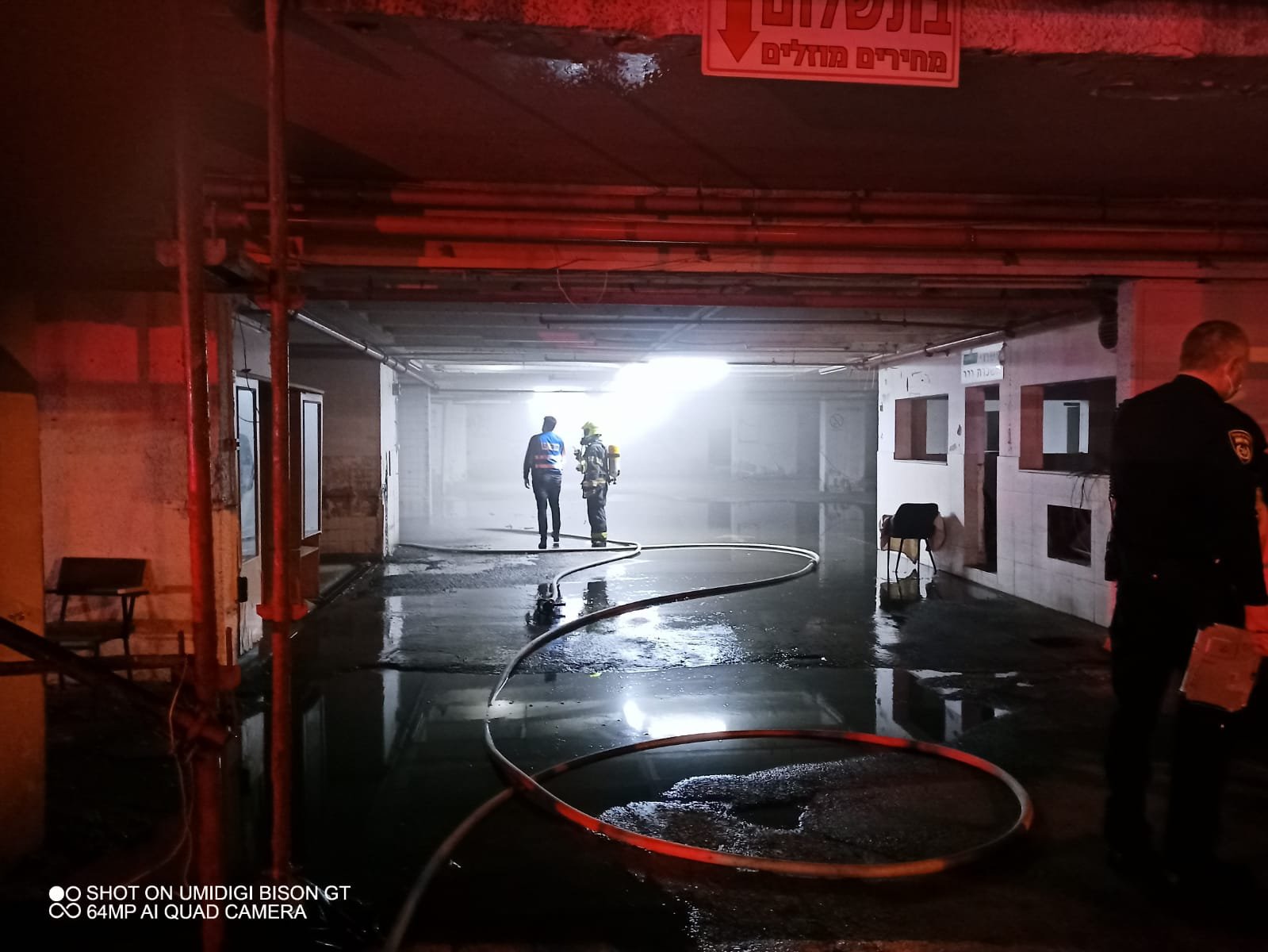 تخليص عالقين من مبنى إثر اندلاع حريق بسيارة في مدينة حيفا-3