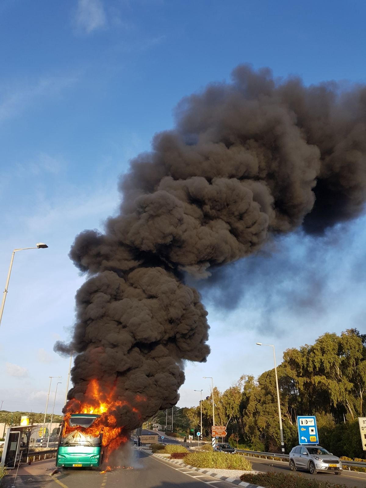 اندلاع النيران بحافلة قرب حيفا-1