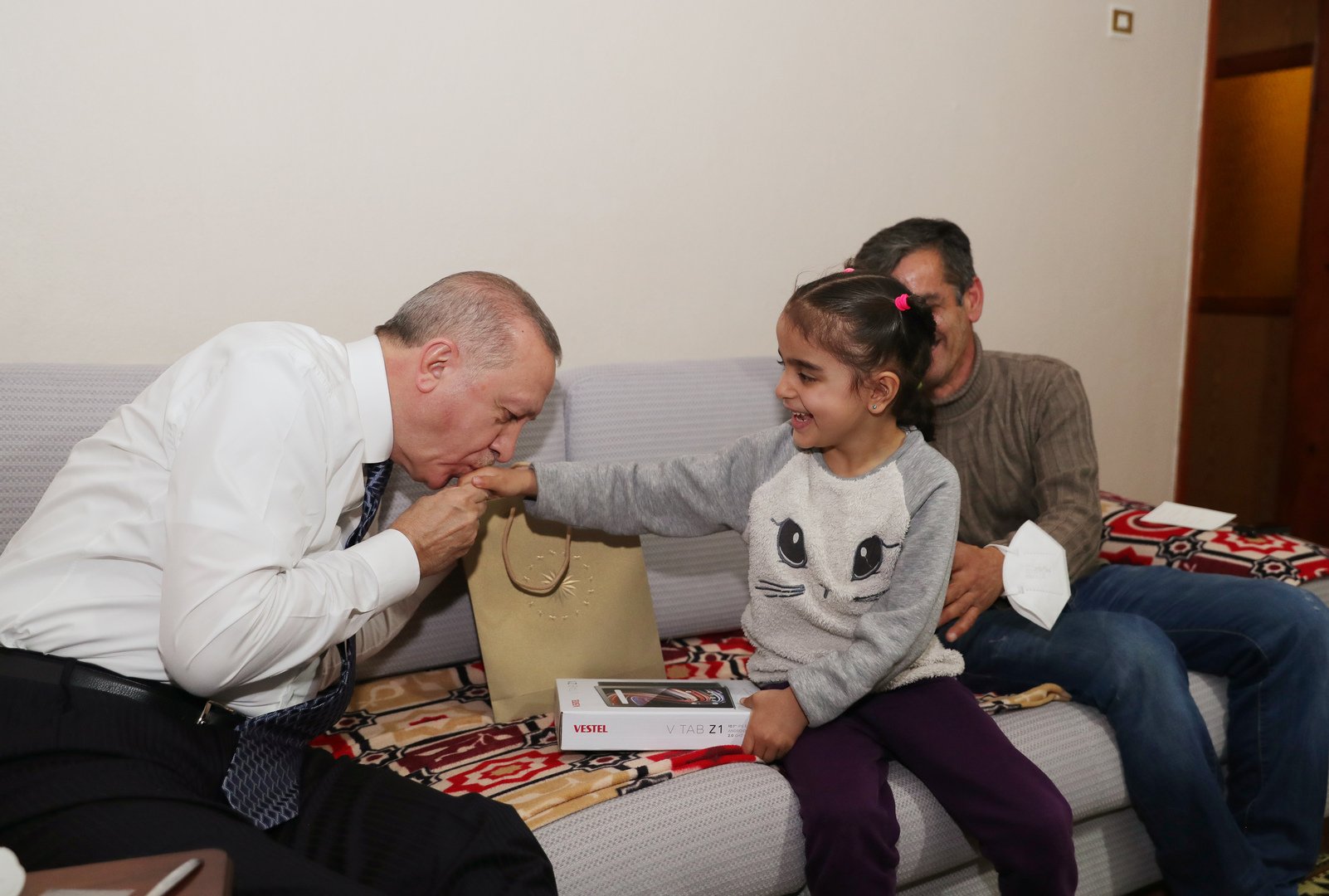أردوغان وعقيلته ضيفان على مائدة إفطار مواطن تركي (صور)-0