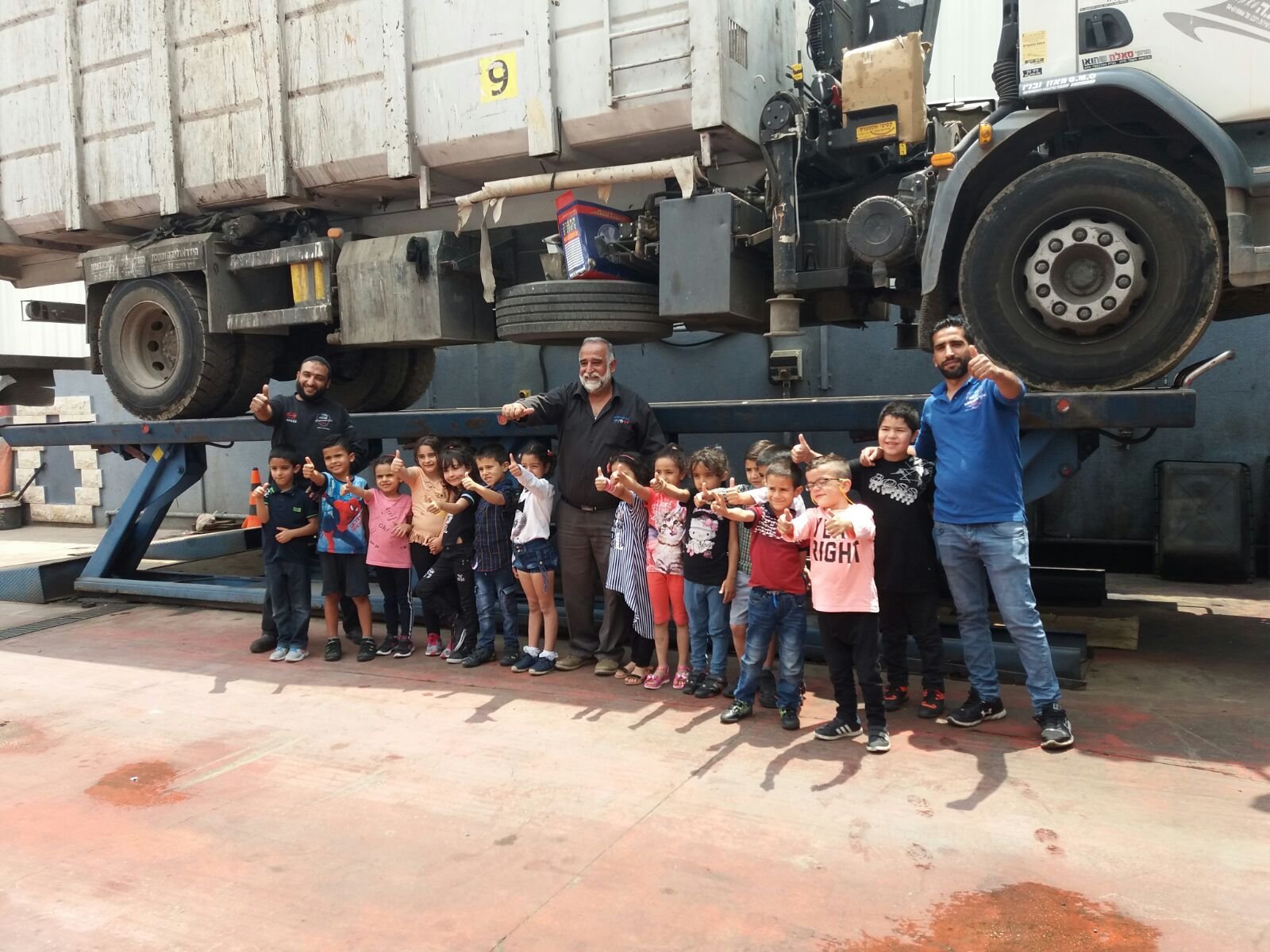 الناصرة: أطفال بستان ابن عامر يتعرفون على مهنة الميكانيكي ويزرون كراج صالح شهوان-4