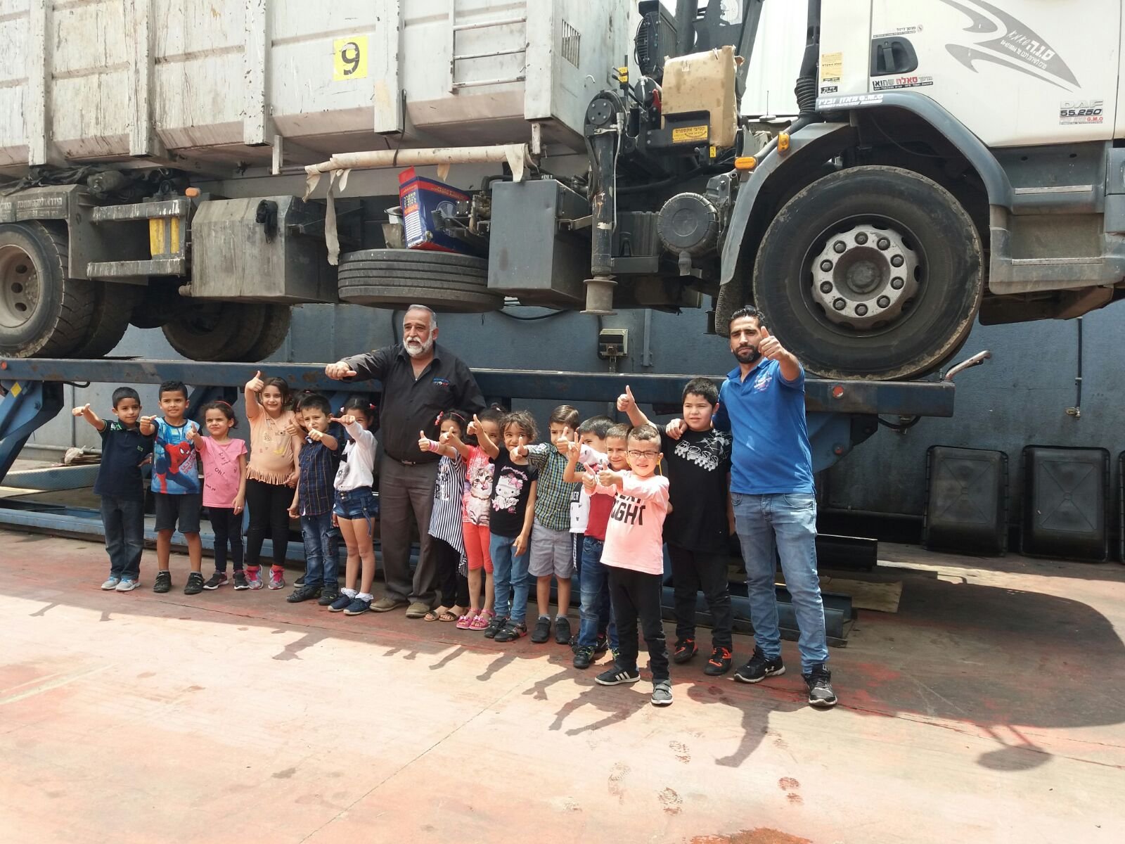 الناصرة: أطفال بستان ابن عامر يتعرفون على مهنة الميكانيكي ويزرون كراج صالح شهوان-11
