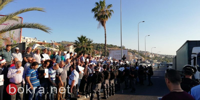 ام الفحم: مظاهرة حاشدة وقوات الشرطة تحاول قمع المتظاهرين وإبعادهم عن شارع 65-1