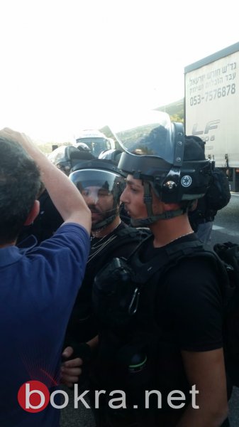 ام الفحم: مظاهرة حاشدة وقوات الشرطة تحاول قمع المتظاهرين وإبعادهم عن شارع 65-2