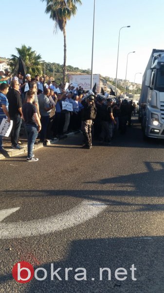 ام الفحم: مظاهرة حاشدة وقوات الشرطة تحاول قمع المتظاهرين وإبعادهم عن شارع 65-3
