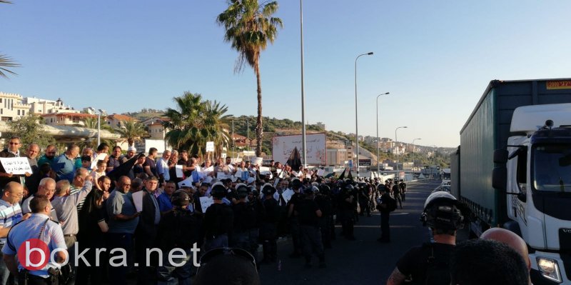 ام الفحم: مظاهرة حاشدة وقوات الشرطة تحاول قمع المتظاهرين وإبعادهم عن شارع 65-9