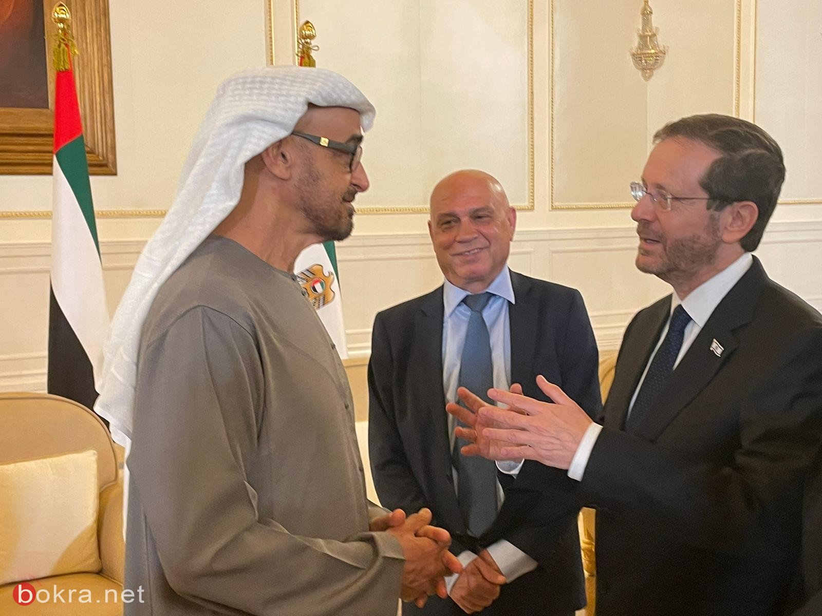 رئيس الدولة والوزيران فريج وهندل يصلون أبو ظبي لتقديم واجب العزاء-1