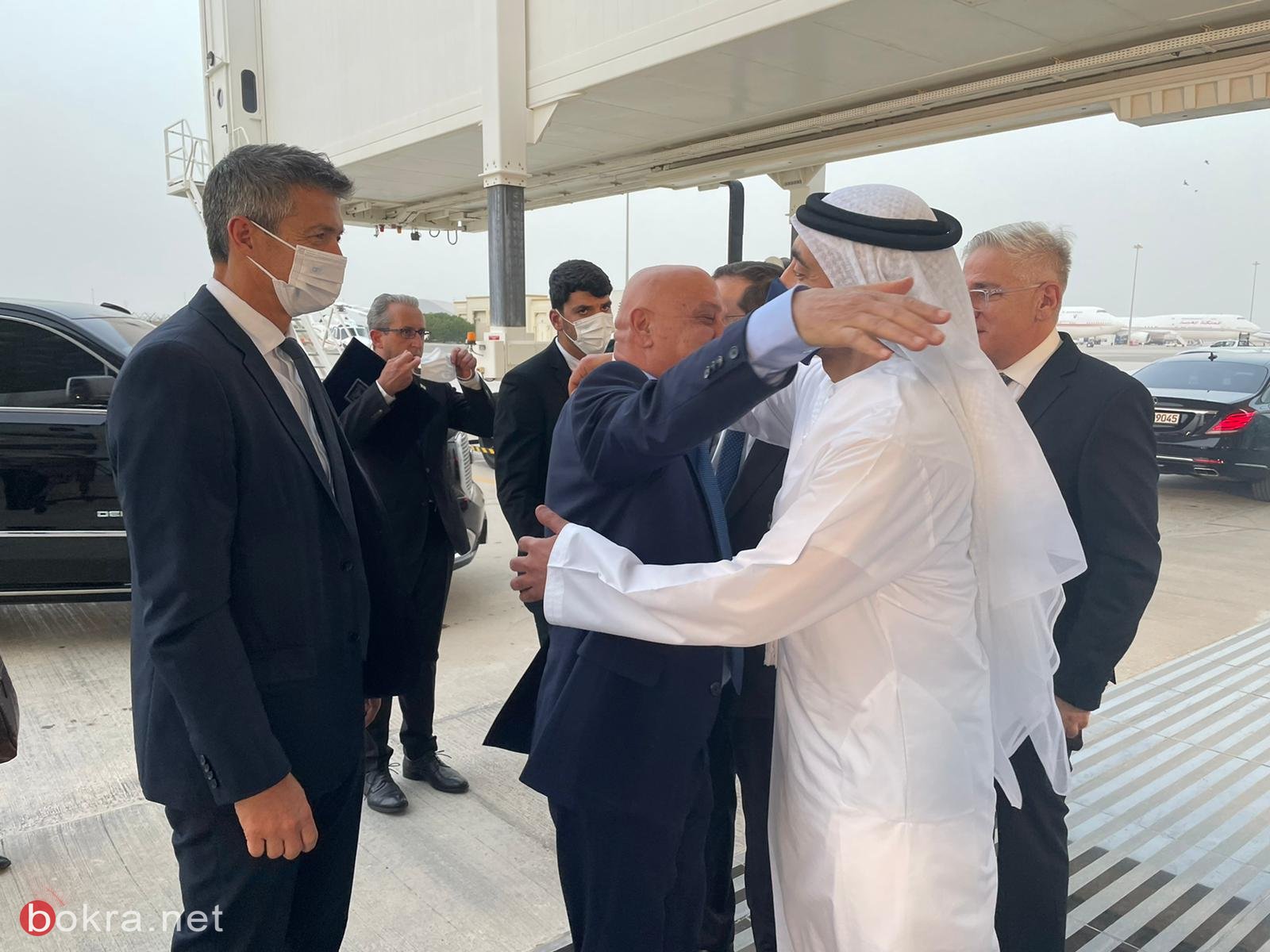 رئيس الدولة والوزيران فريج وهندل يصلون أبو ظبي لتقديم واجب العزاء-2