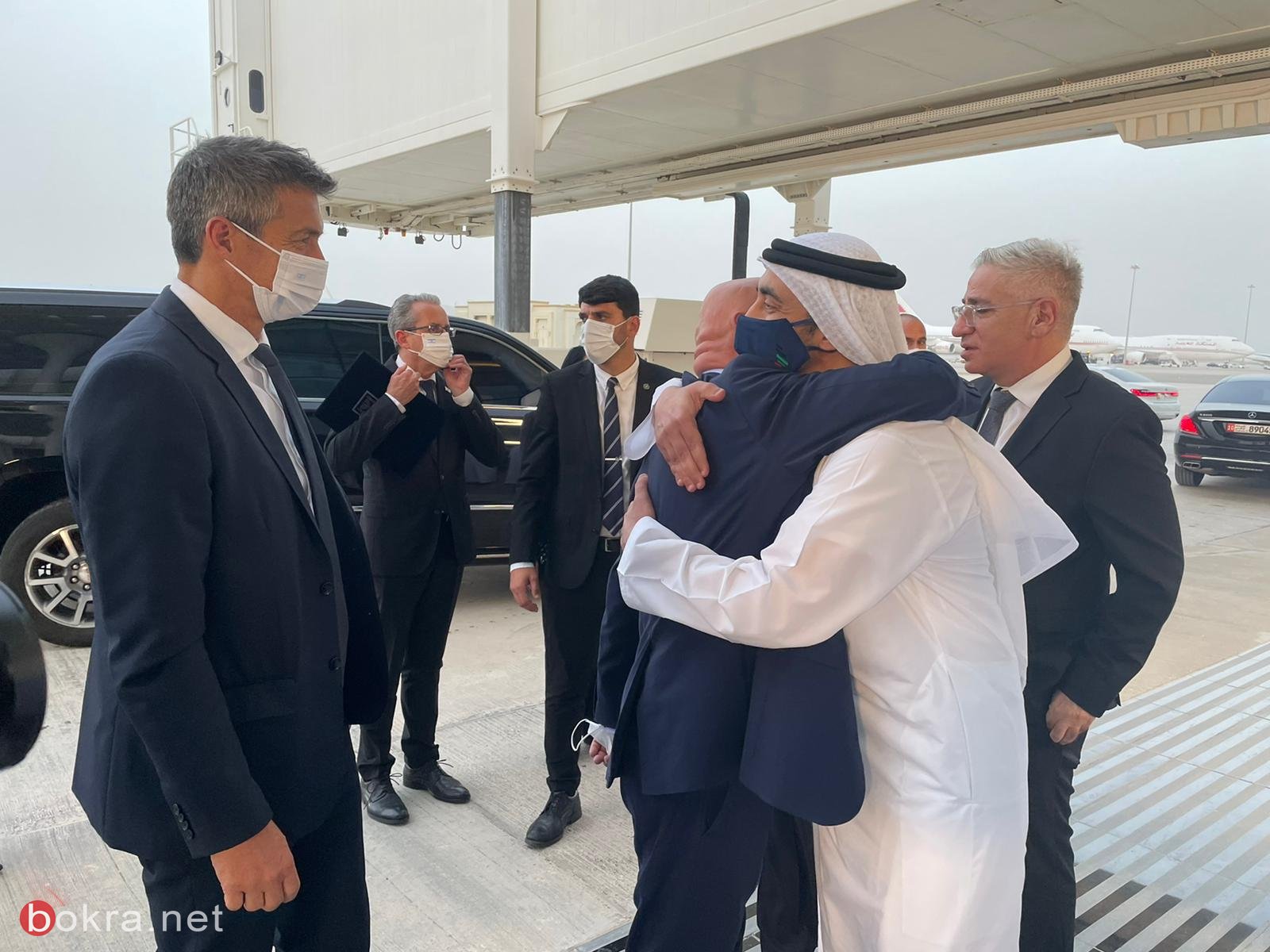 رئيس الدولة والوزيران فريج وهندل يصلون أبو ظبي لتقديم واجب العزاء-4