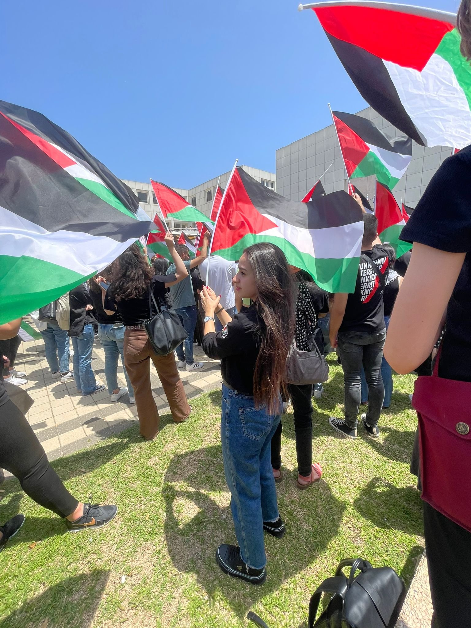 مع الأعلام الفلسطينية| طلاب جامعة تل أبيب يحيون ذكرى النكبة رغم تواجد الشرطة واليمين-0