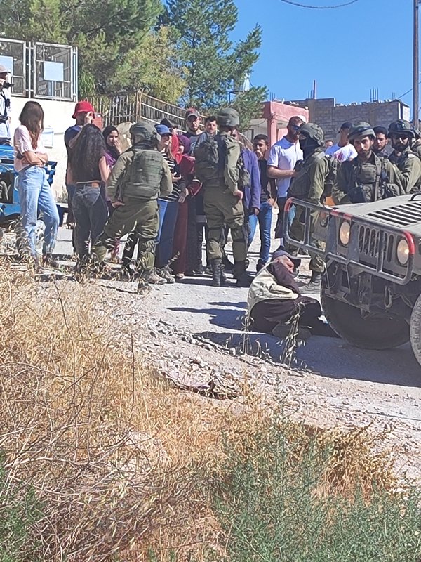 اصابات خلال اعتداء مستوطنين على مواطنين بمسافر يطا-0