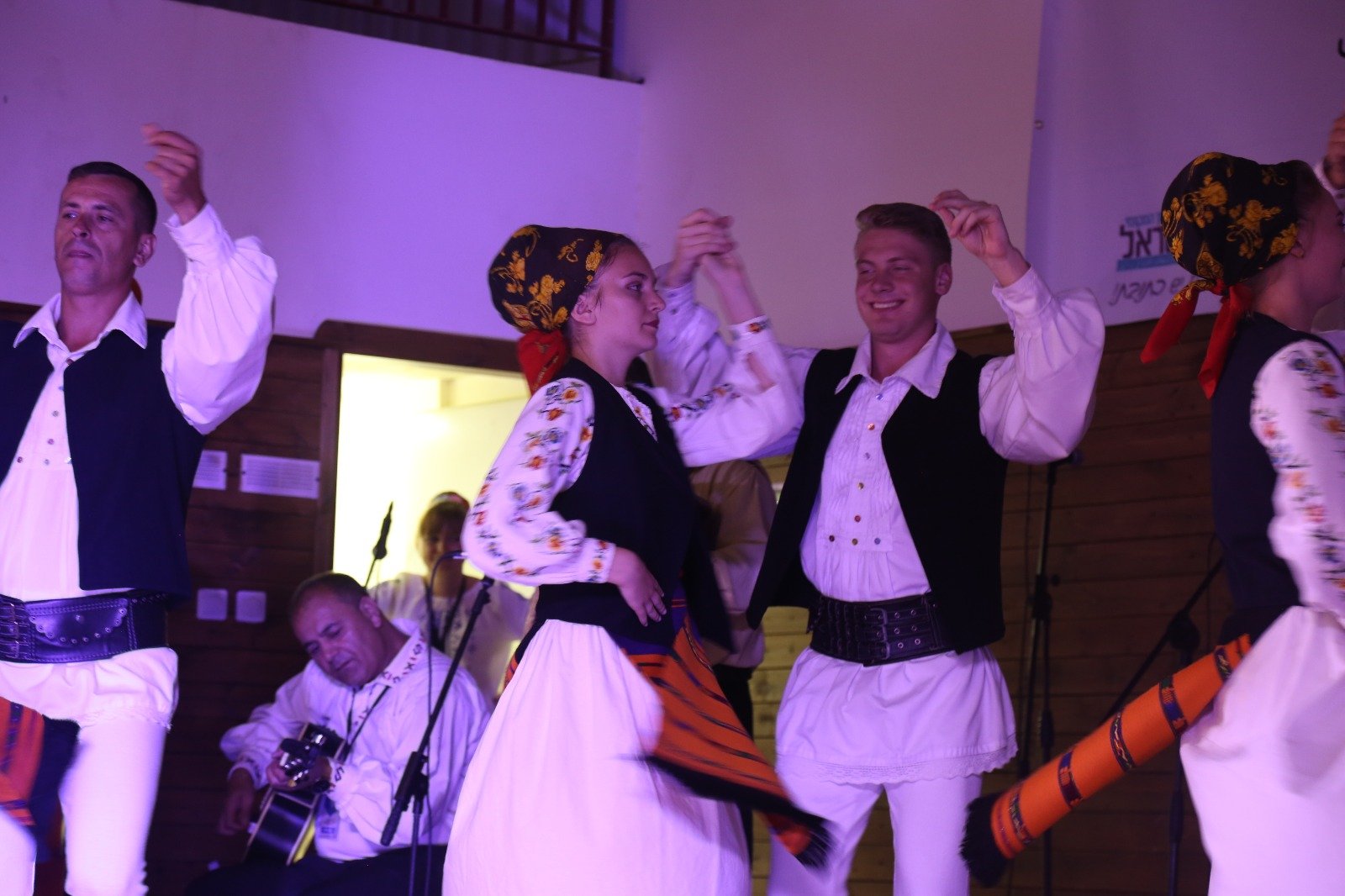 الزرازير: بمشاركة غفيرة مهرجان الفلكلور الدولي للرقص ينطلق في قرية الزرازير-2