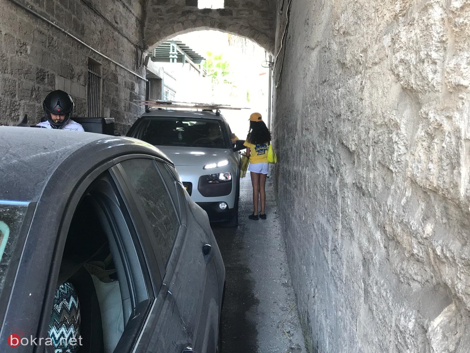 وليد عفيفي وداعموه يوزعون المناشير الانتخابية في شوارع الناصرة-1