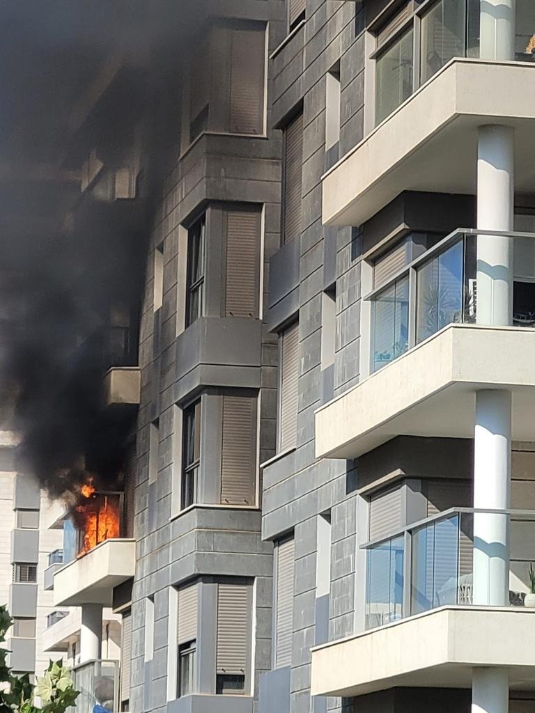 هود هشارون:إندلاع حريق بشقة سكنية-0