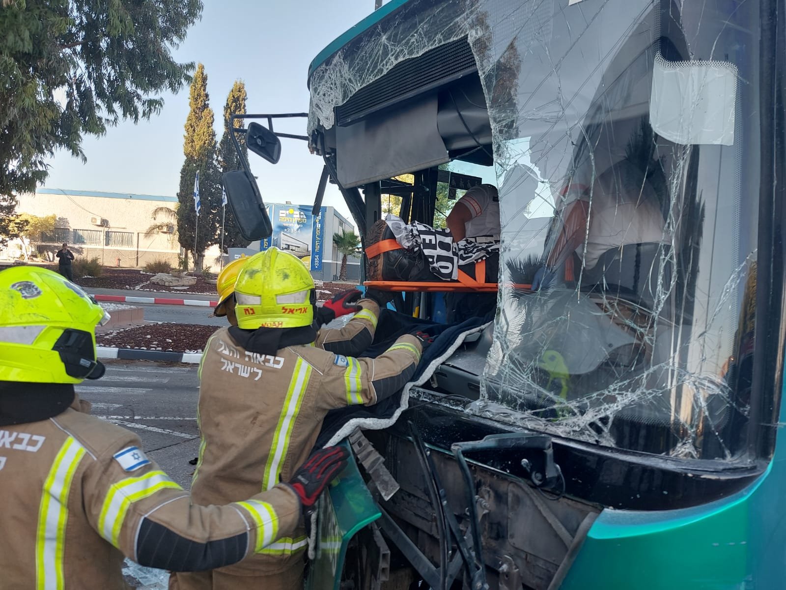 حيفا: اصابة متوسطة جراء حادث طرق بين حافلة وشاحنة-0