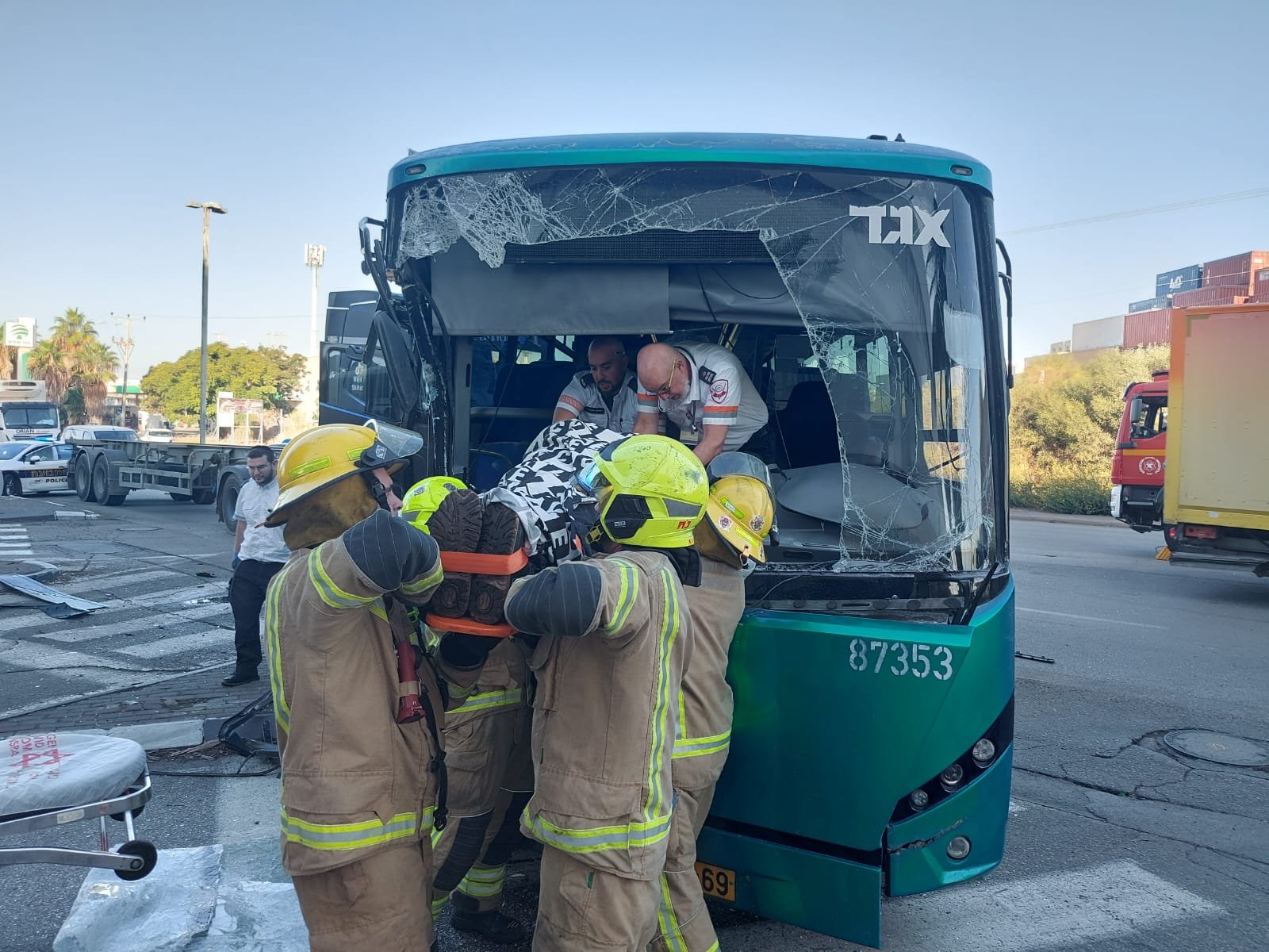 حيفا: اصابة متوسطة جراء حادث طرق بين حافلة وشاحنة-1