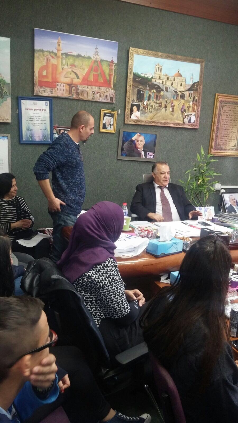 مدير وطلاب ومعلمي مدرسة الجليل على اسم خالد سليمان يلتقون رئيس بلدية الناصرة-0