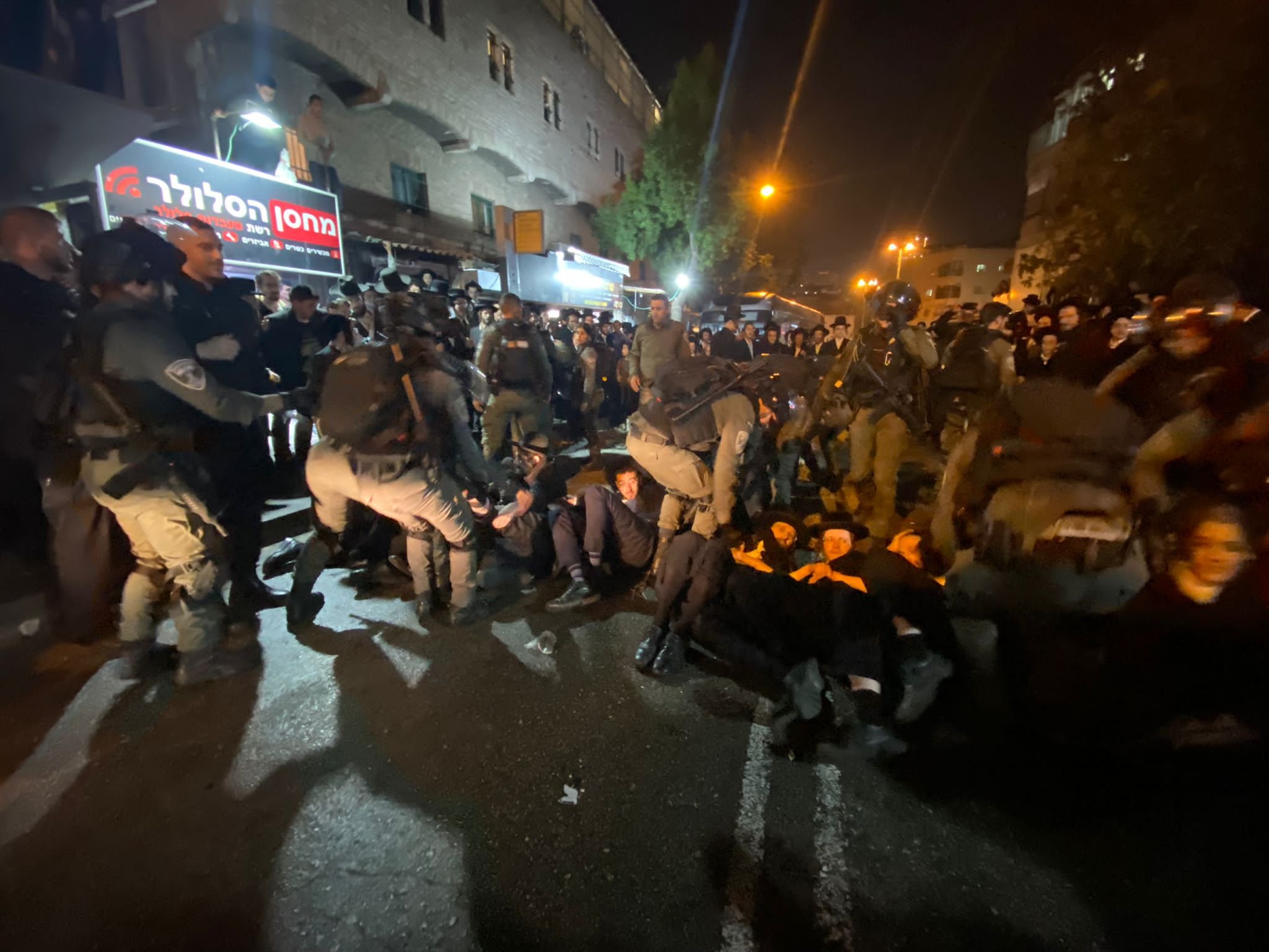 القدس: اغلاق شوارع واشعال اعمدة اشارات والشرطة تعمل على اعادة النظام-3