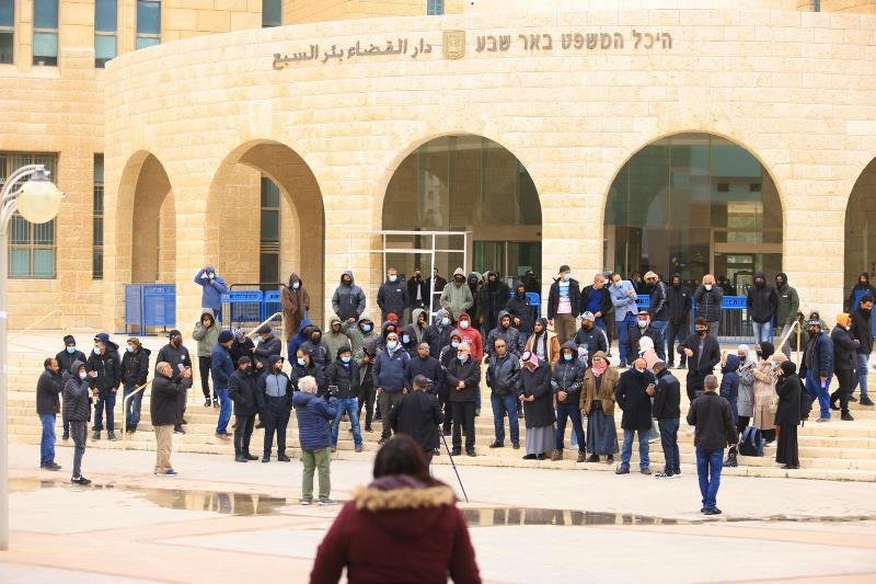 بدء محاكمة معتقلي النقب والعشرات يطالبون بالإفراج امام المحكمة-7