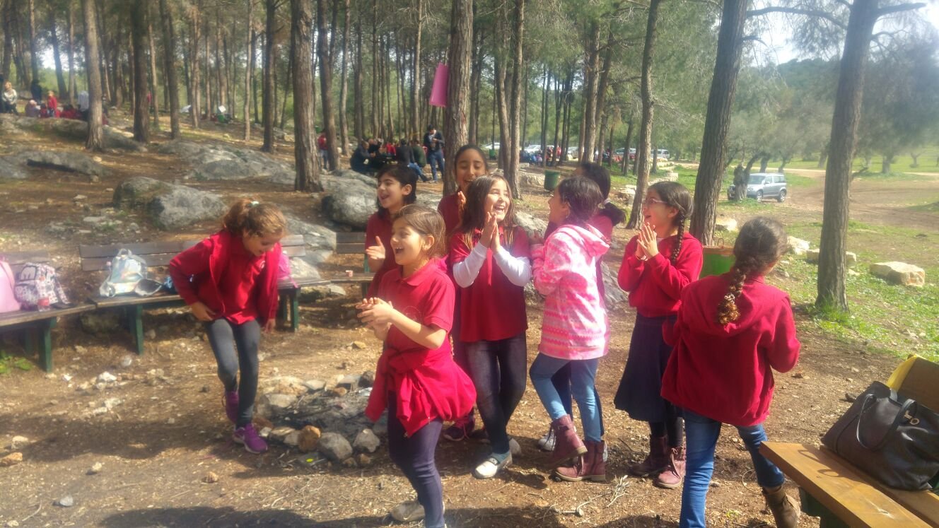 الابتدائيّة جولس "ب" تحتفل مع جمعيّة حماية الطّبيعة بعيد غرس الأشجار في حرش أحيهود-18
