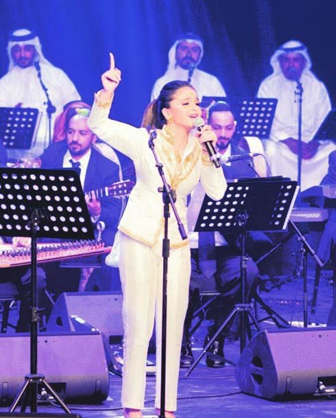 حلا الترك تغني لاول مره في بلادها البحرين بإطلالة تفوق عمرها ومكياج قوي-5