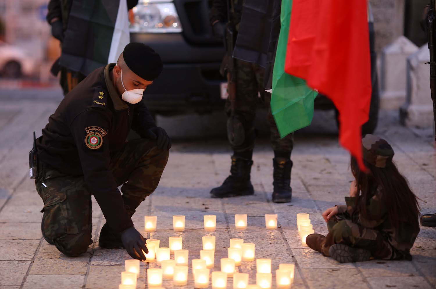  وقفة للأمن الوطني الفلسطيني في ساحة المهد تضامنا مع الشعب الإيطالي في مواجهة وباء كورونا-1