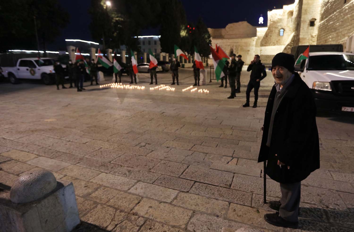  وقفة للأمن الوطني الفلسطيني في ساحة المهد تضامنا مع الشعب الإيطالي في مواجهة وباء كورونا-2