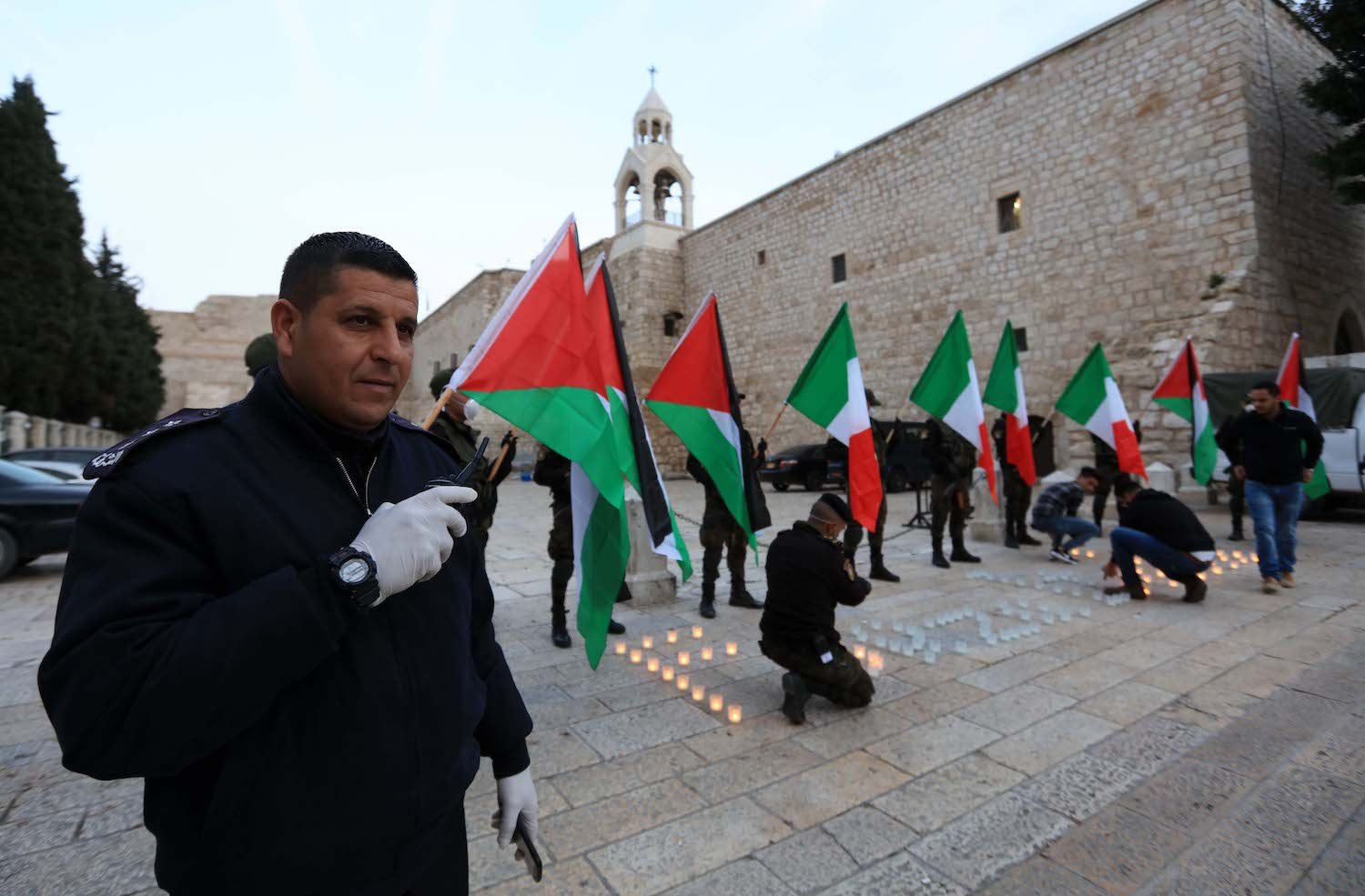  وقفة للأمن الوطني الفلسطيني في ساحة المهد تضامنا مع الشعب الإيطالي في مواجهة وباء كورونا-3