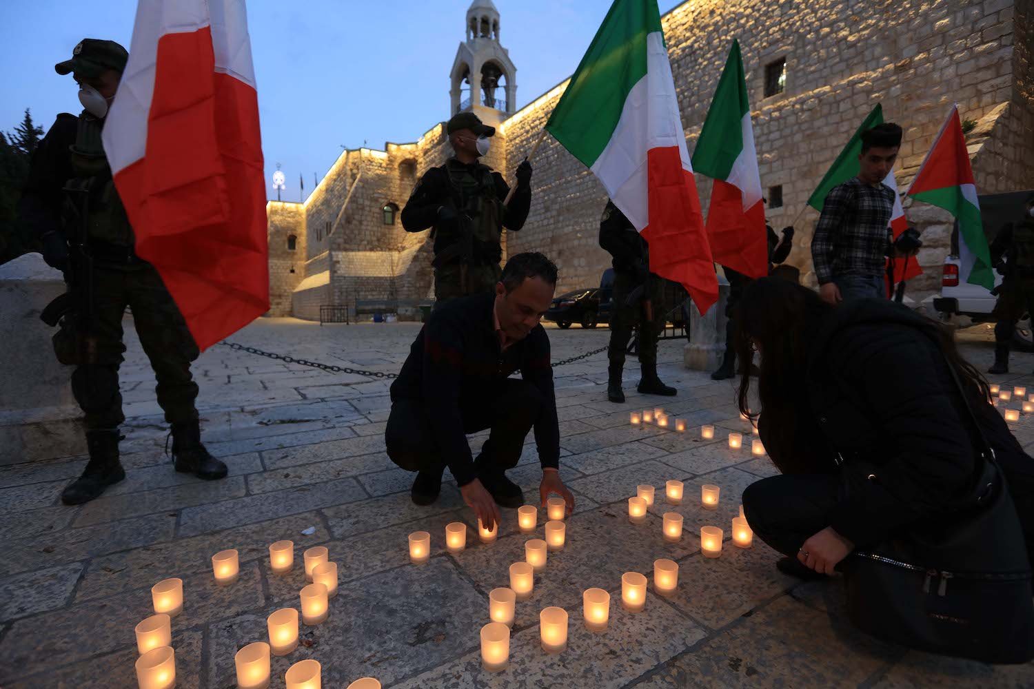  وقفة للأمن الوطني الفلسطيني في ساحة المهد تضامنا مع الشعب الإيطالي في مواجهة وباء كورونا-4
