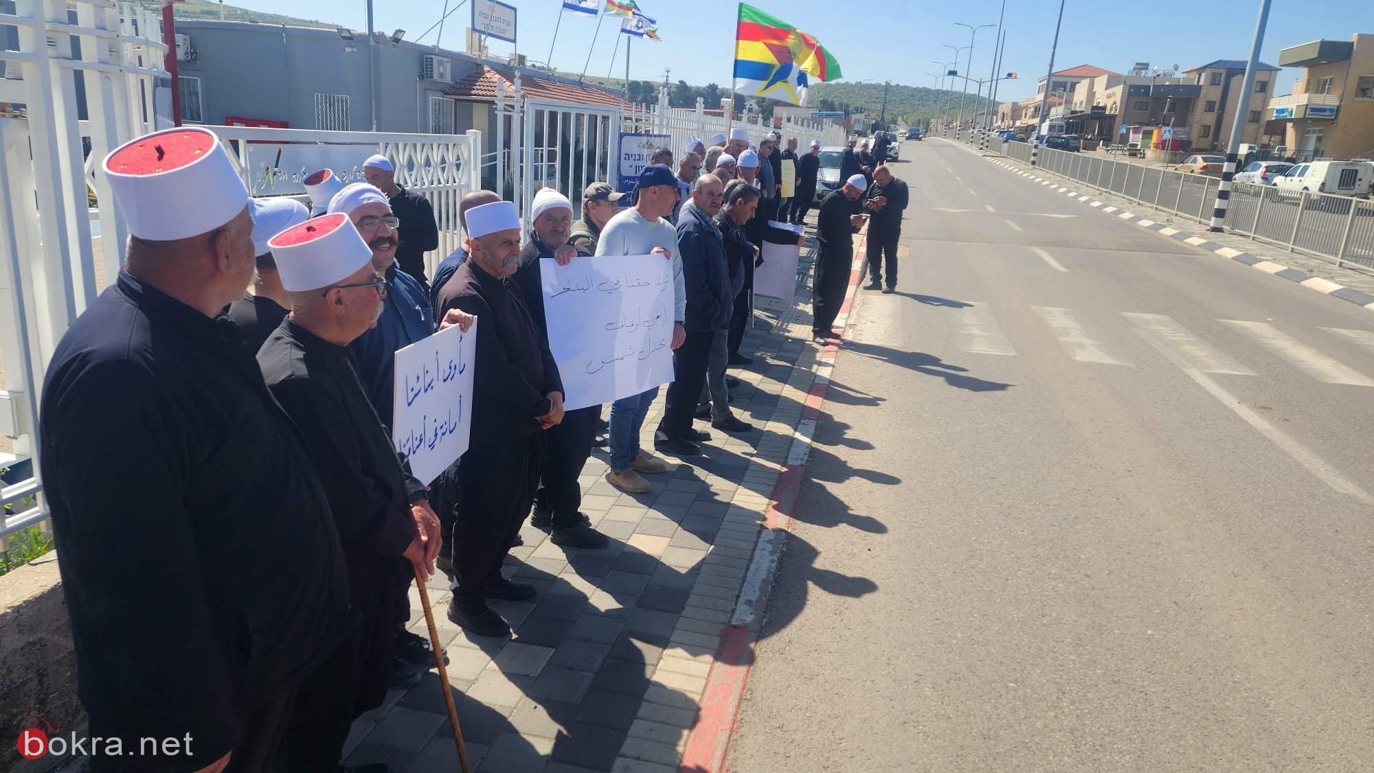 العشرات من ابناء مجدل شمس يتظاهرون امام المجلس المحلي ولحنة التنظيم والبناء.-5