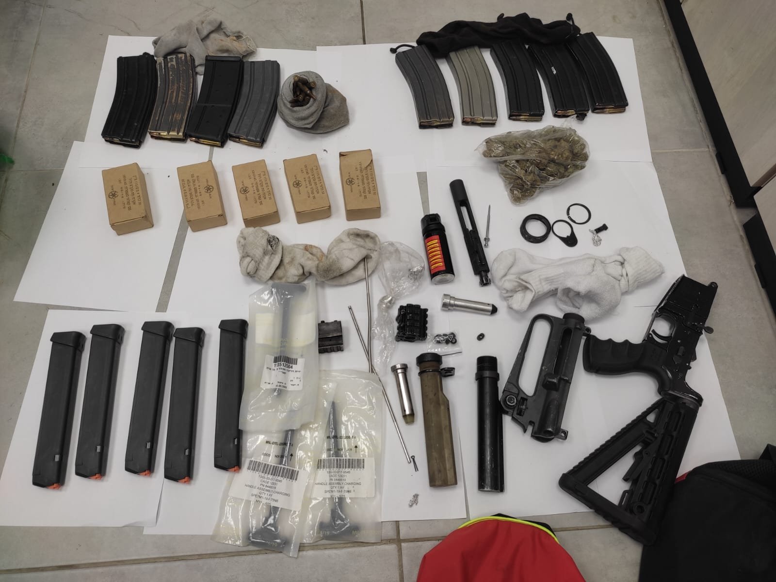 كفركنا: العثور على سلاح M-16 ومشط ذخيرة لمسدّس "جلوك" في خزانة ملابس والدة العائلة-1