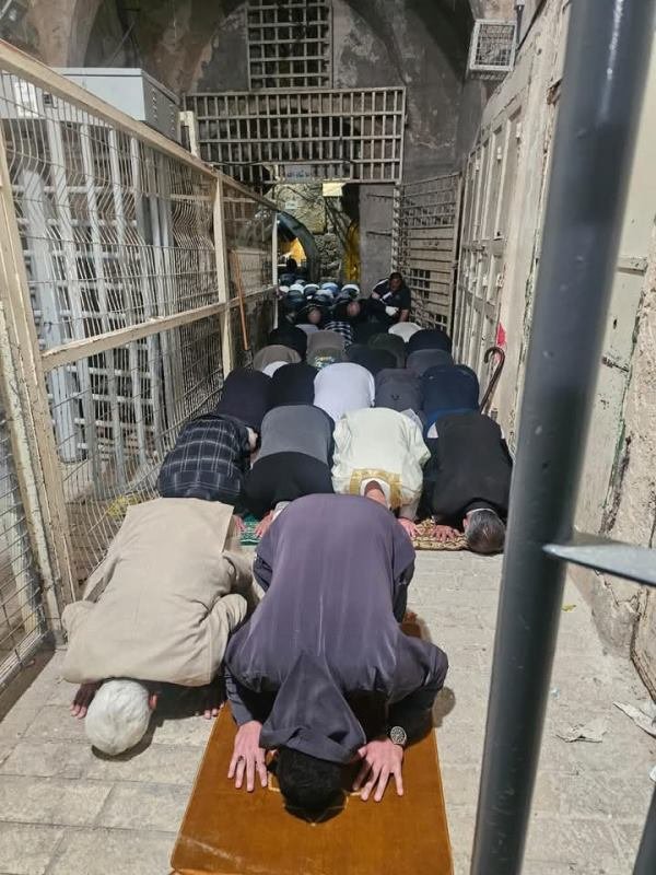 في سابقة خطيرة: منع صلاة الفجر اليوم في المسجد الإبراهيمي واعتداء على المصلين-1