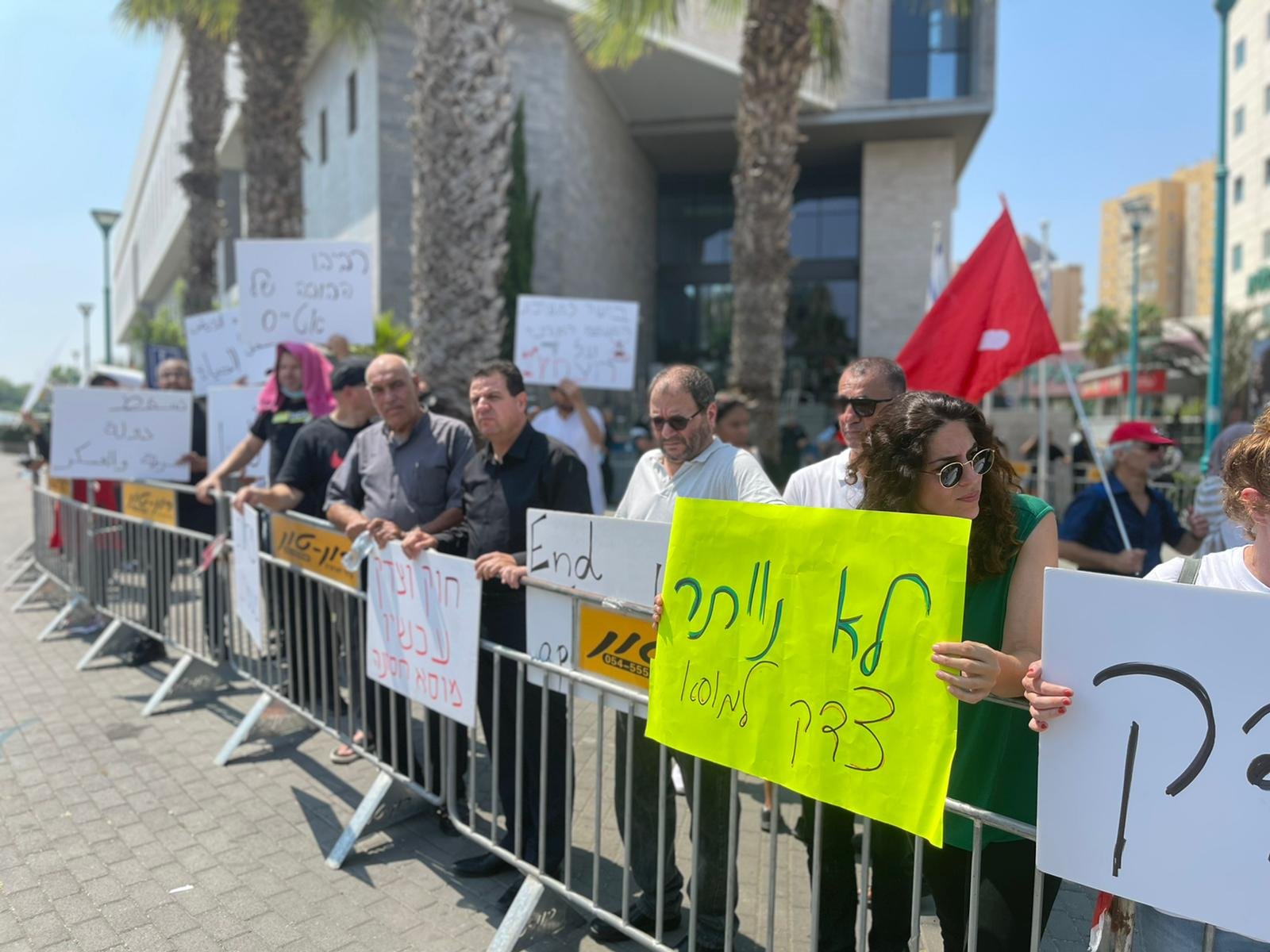 العشرات يتظاهرون في اللد للمطالبة بالعدالة في قضية الشهيد موسى حسونة-8
