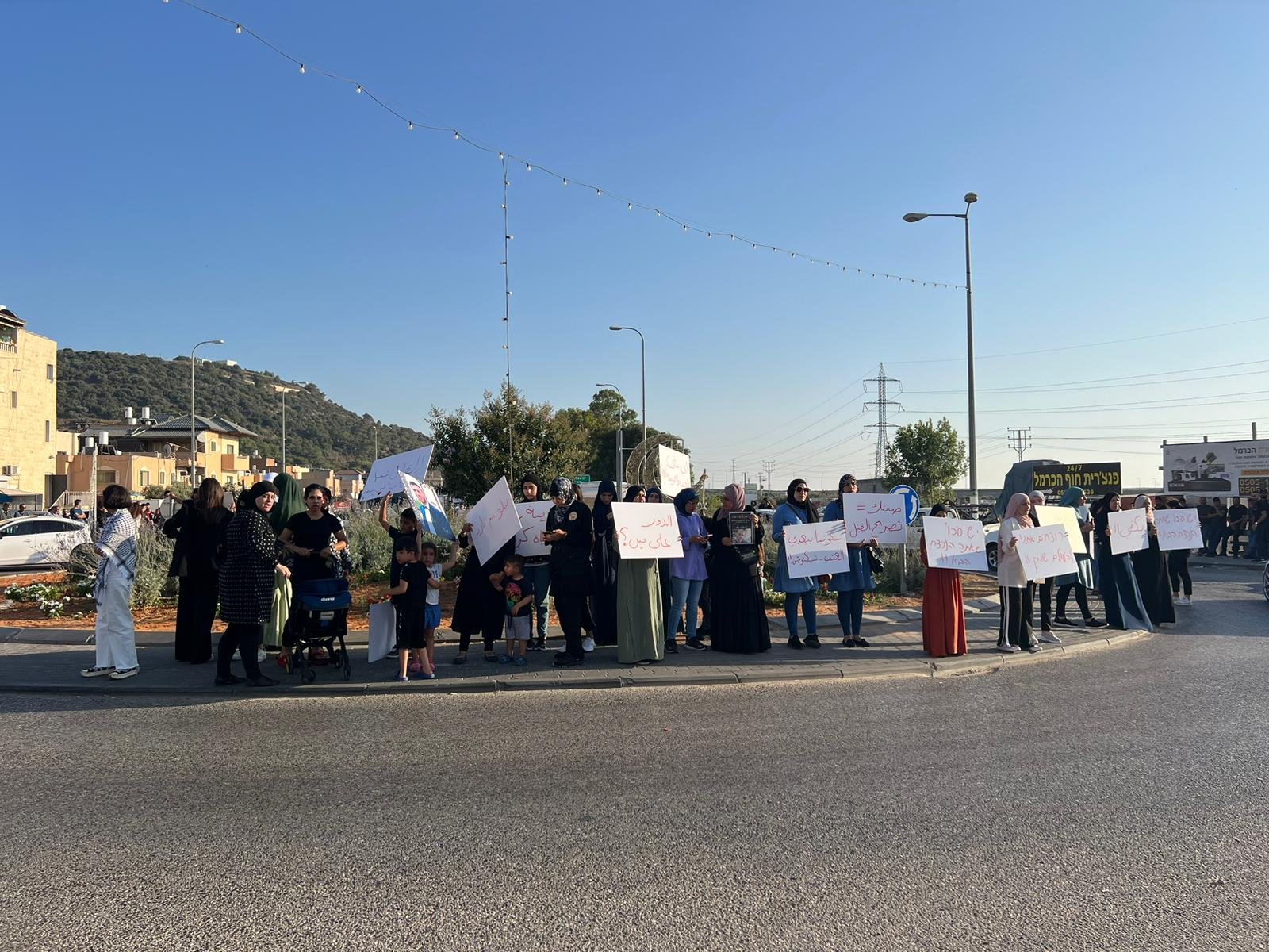 المئات من أهالي الفريديس يتظاهرون قبيل جنازة الضحية علاء مرعي-6