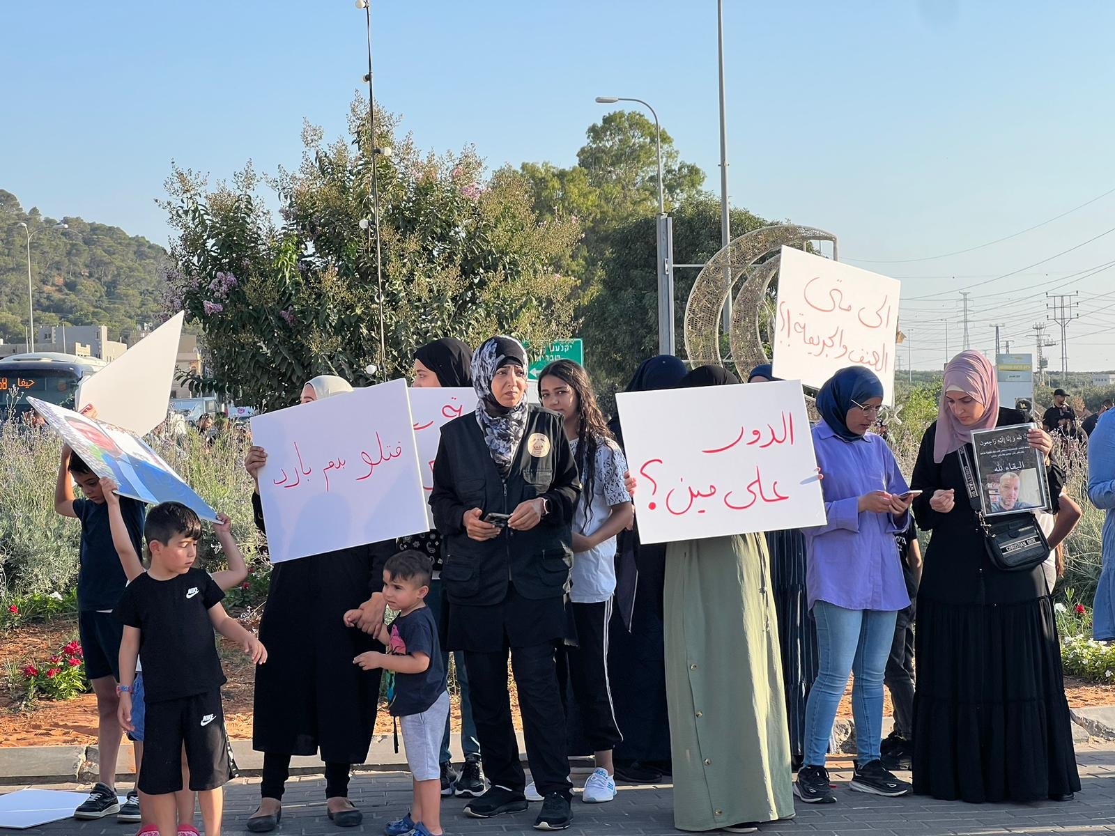 المئات من أهالي الفريديس يتظاهرون قبيل جنازة الضحية علاء مرعي-10