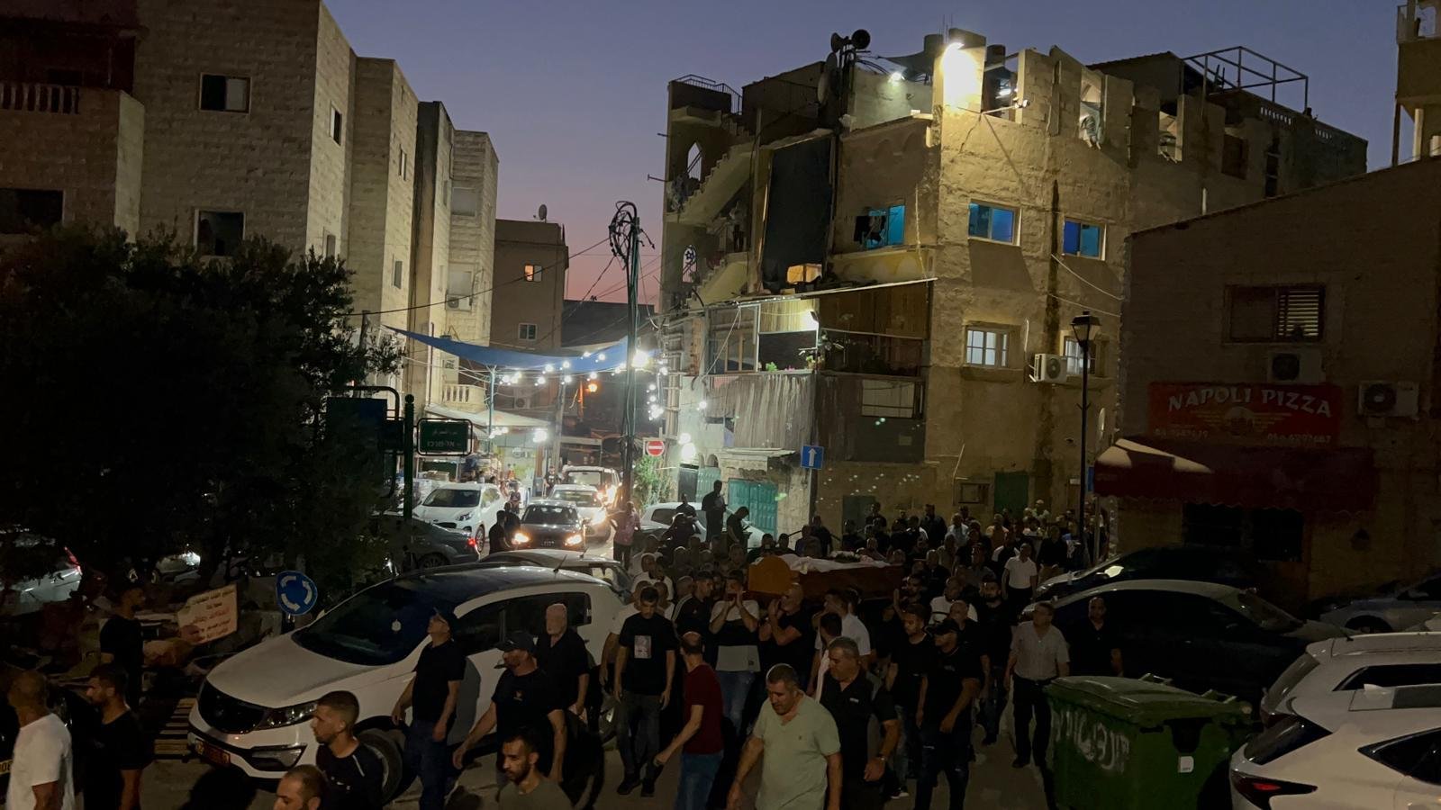 الفريديس: الآلاف يشيعون جثمان ضحية جريمة القتل علاء مرعي-1