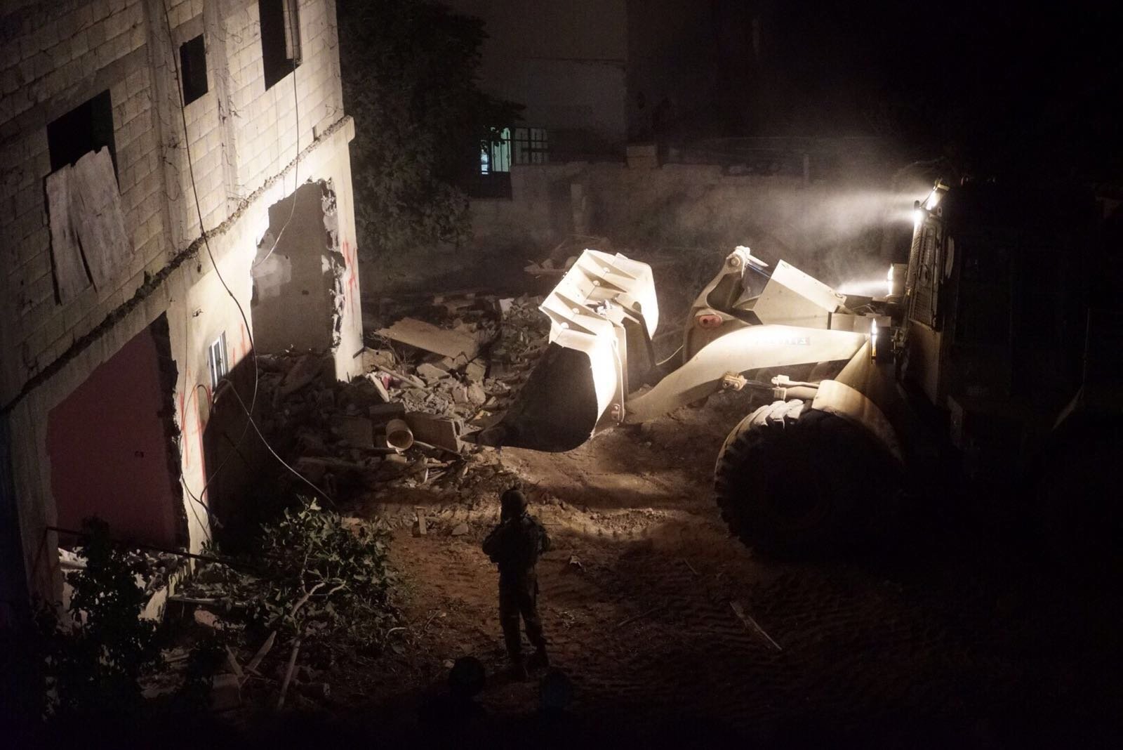 إسرائيل تهدم منزل منفذ عملية "حلميش" في قرية كوبر قرب رام الله-1