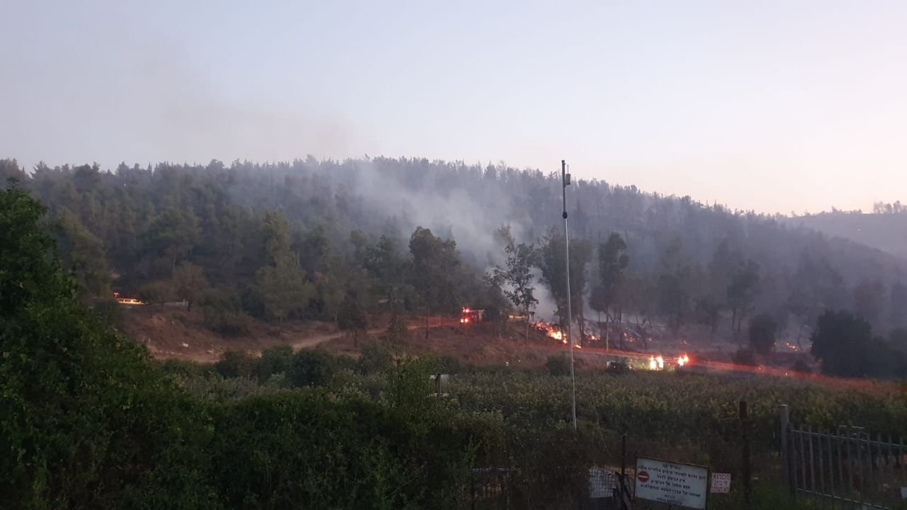 اسرائيل تطلب مساعدة دولية لاخماد الحرائق في جبال القدس-1