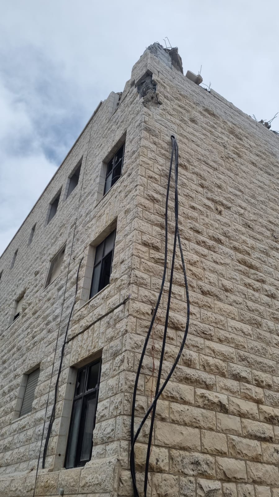 بلدية القدس تجبر المواطن فاروق مصطفى على هدم منزله ذاتيا في بلدة العيساوية-1