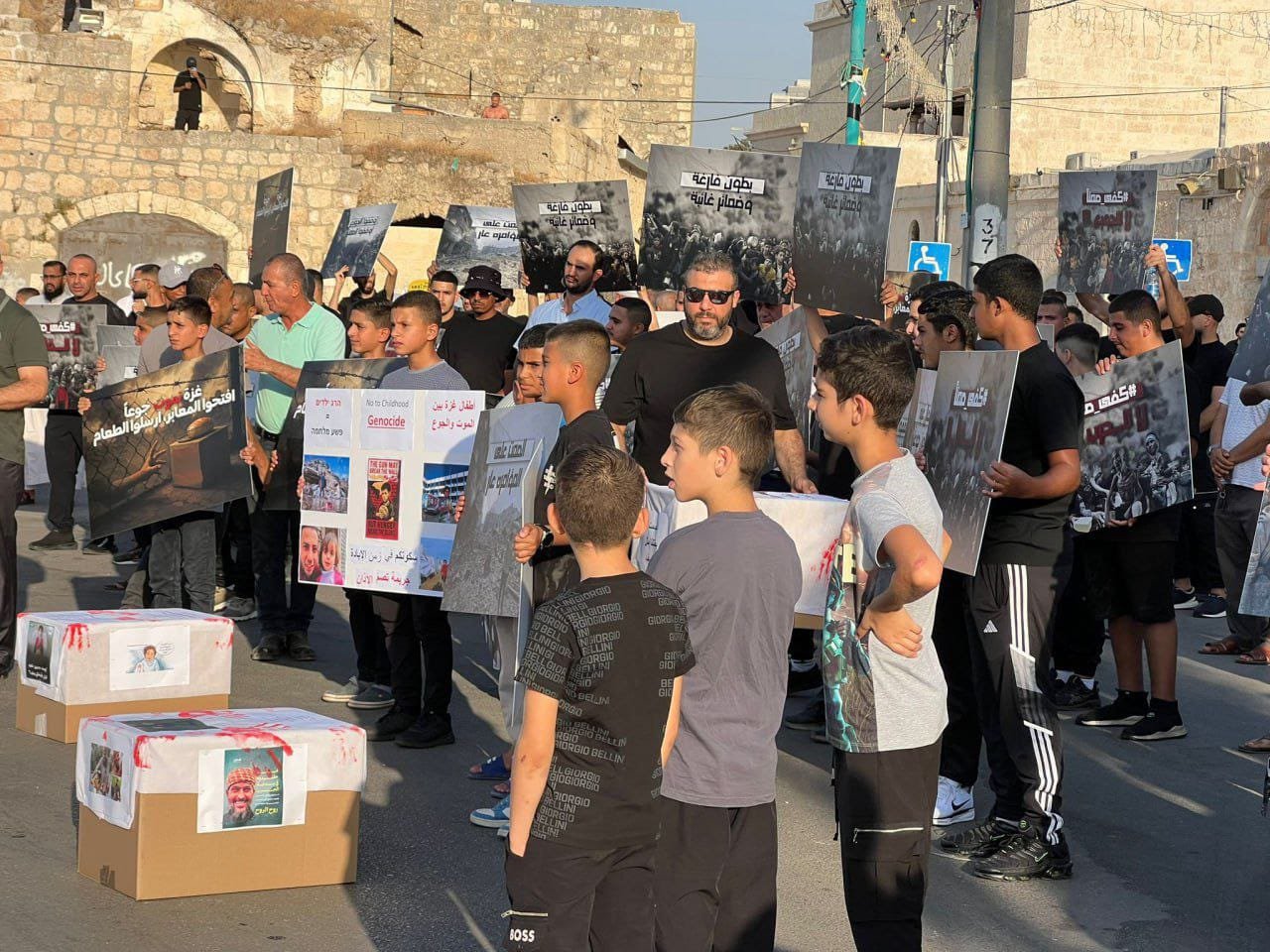 اللد تنتفض: 200 ناشط يتظاهرون ضد الحرب على غزة ويعرضون ألعاب أطفال مضرجة بالدماء-1