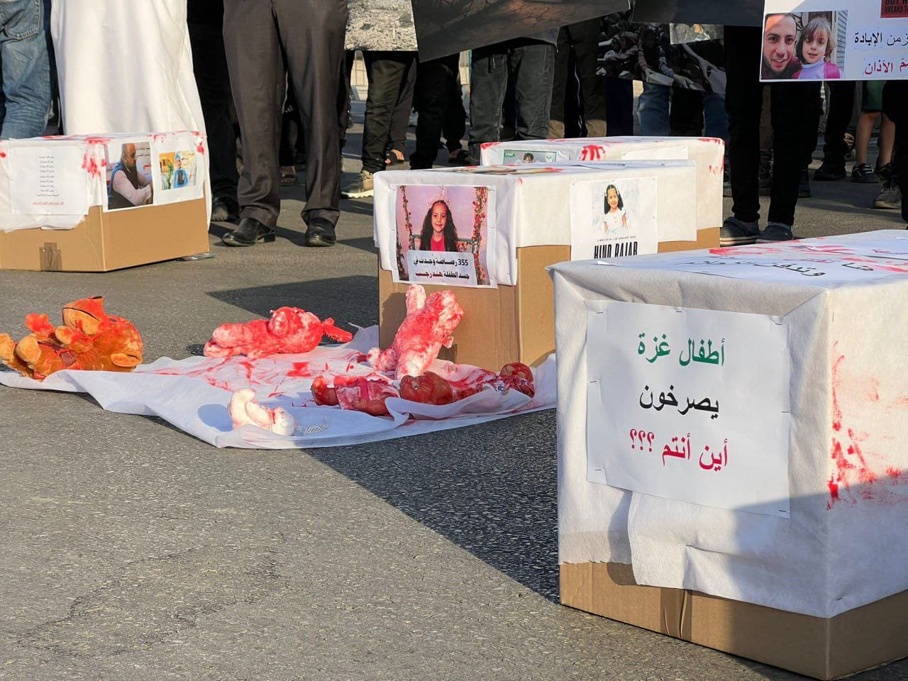 اللد تنتفض: 200 ناشط يتظاهرون ضد الحرب على غزة ويعرضون ألعاب أطفال مضرجة بالدماء-2