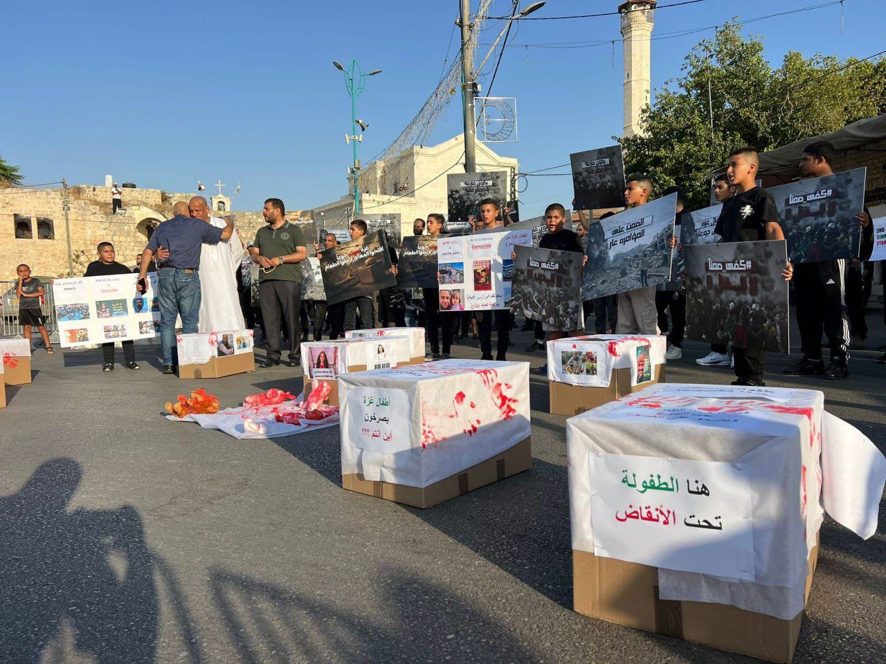 اللد تنتفض: 200 ناشط يتظاهرون ضد الحرب على غزة ويعرضون ألعاب أطفال مضرجة بالدماء-3