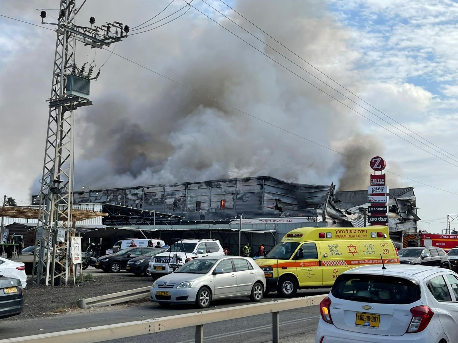 قلنسوة: حريق هائل يلتهم مجمعًا تجاريًا وانهيار اجزاء من المبنى-0