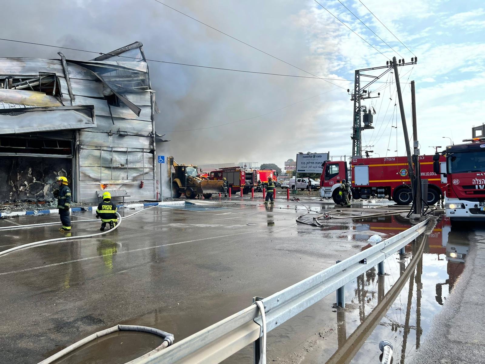 قلنسوة: حريق هائل يلتهم مجمعًا تجاريًا وانهيار اجزاء من المبنى-6