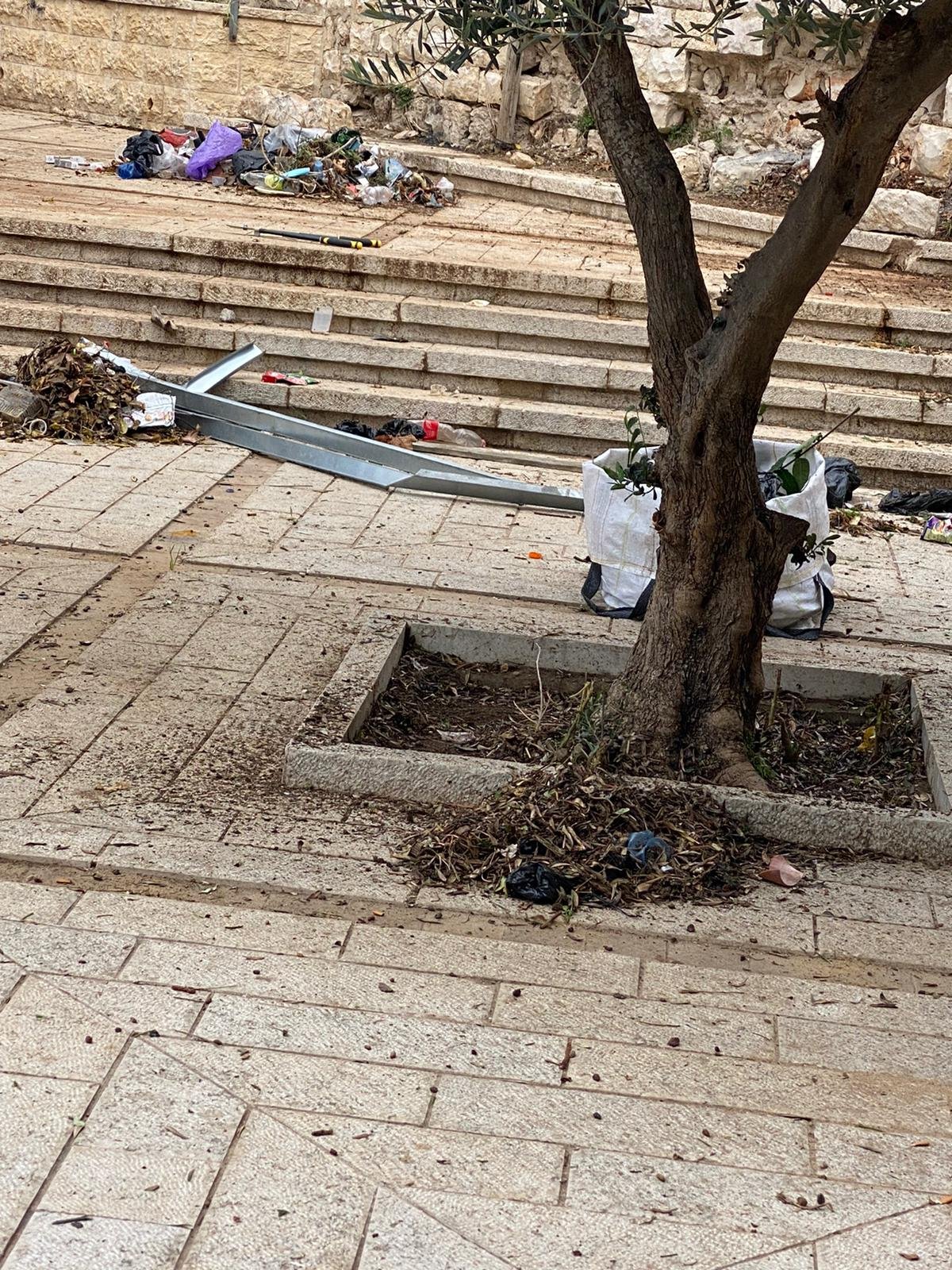الناصرة: مدمنون في ساحة المدينة! البلدية تزيل أغراضهم وتنظف المكان-0
