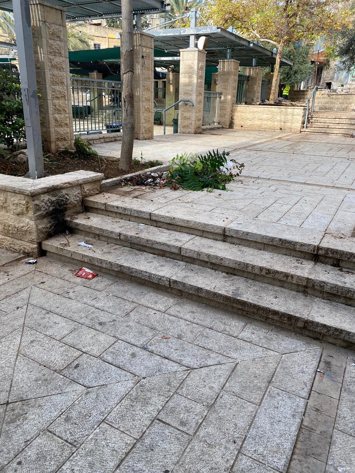 الناصرة: مدمنون في ساحة المدينة! البلدية تزيل أغراضهم وتنظف المكان-3