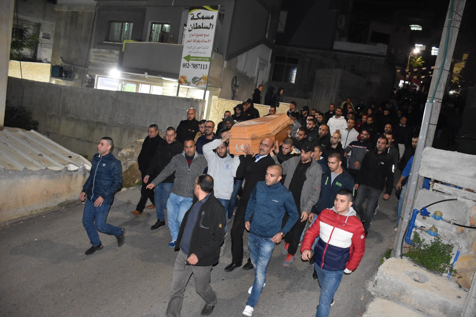 المئات يشيعون جثمان ابو دياك في عين ماهل -1