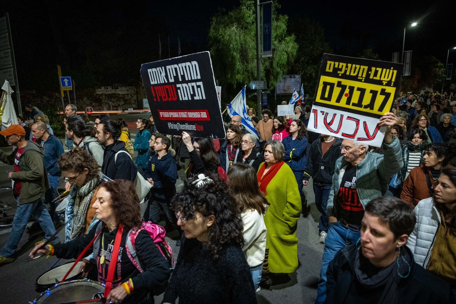 عائلات المحتجزين الإسرائيليين تتظاهر وتعلن الإعتصام- حديث عن صفقة جديدة-1